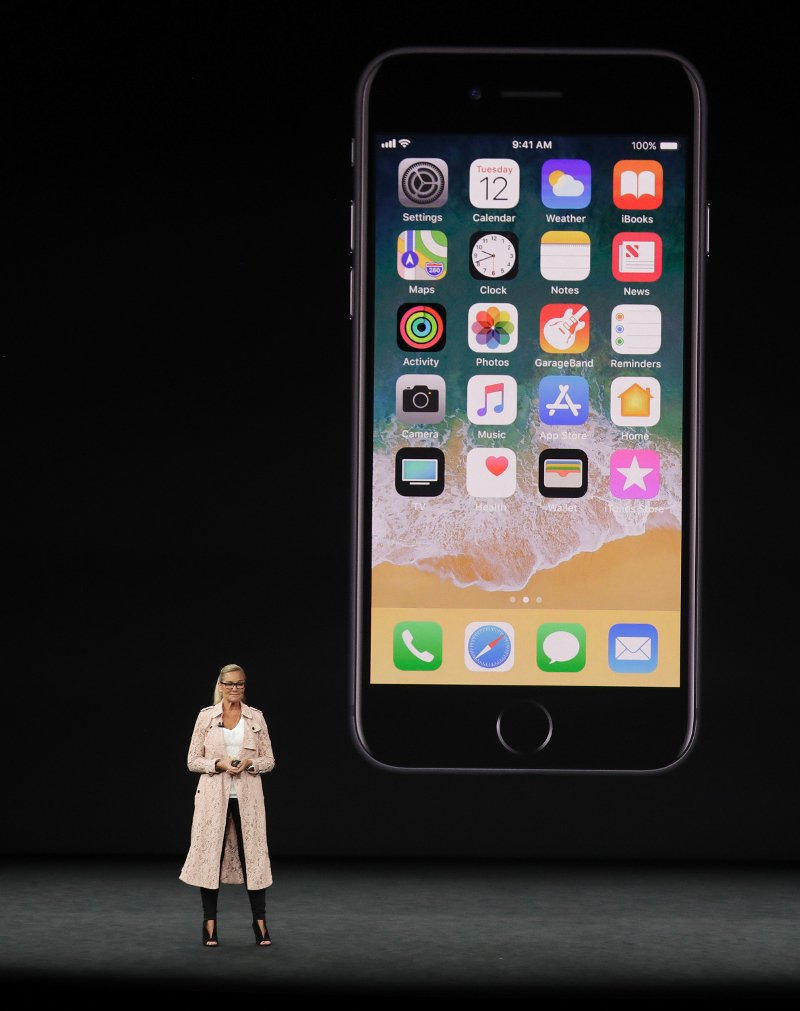 Η αφεντικίνα της Apple στην παρουσίαση του iPhone X με ροζ Burberry καπαρντίνα- Ξεπούλησε κατευθείαν [εικόνες] | iefimerida.gr 2