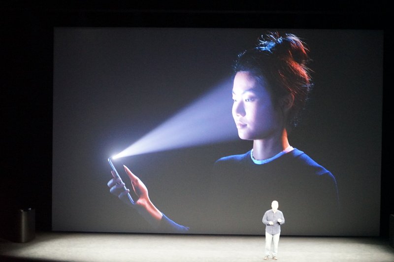 Το i-Phone X τα έχει όλα: Αναγνώριση προσώπου, ασύρματη φόρτιση και 4Κ λήψη βίντεο [εικόνες] | iefimerida.gr 5