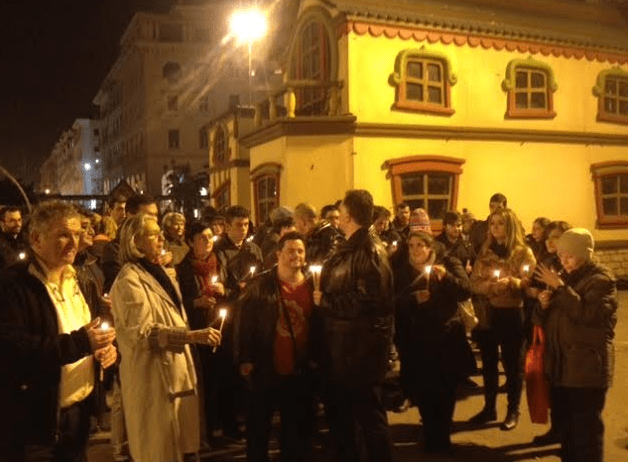 Βγήκαν με τα κεριά και διαμαρτυρήθηκαν για την ... αιθαλομίχλη [εικόνες&βίντεο]   | iefimerida.gr 0