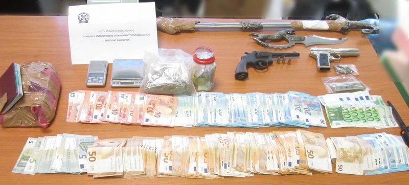 Στην επιχείρηση συμμετείχε μεγάλος αριθμός αστυνομικών δυνάμεων, συνελήφθησαν συνολικά 43 άτομα και κατασχέθηκαν ποσότητες κάνναβης, οπλισμός και χρηματικά ποσά