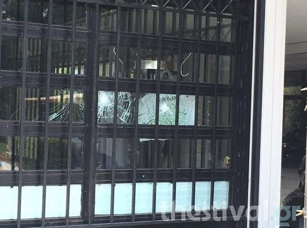 Θεσσαλονίκη: 15 άτομα έσπασαν τζάμια και πέταξαν μπογιές στην Πρυτανεία του ΑΠΘ [εικόνες] | iefimerida.gr 2
