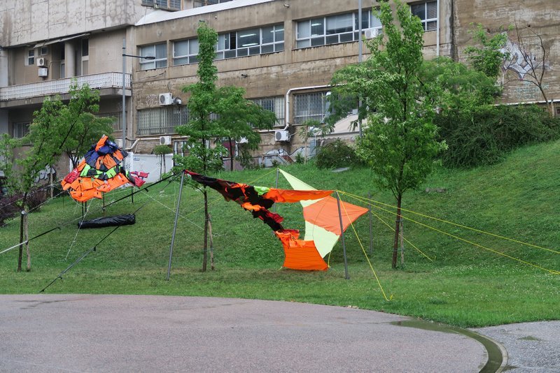 Η πρωτότυπη κατασκευή φοιτητών του ΑΠΘ με σωσίβια που άφησαν πρόσφυγες στο Αιγαίο [εικόνες]  | iefimerida.gr 1