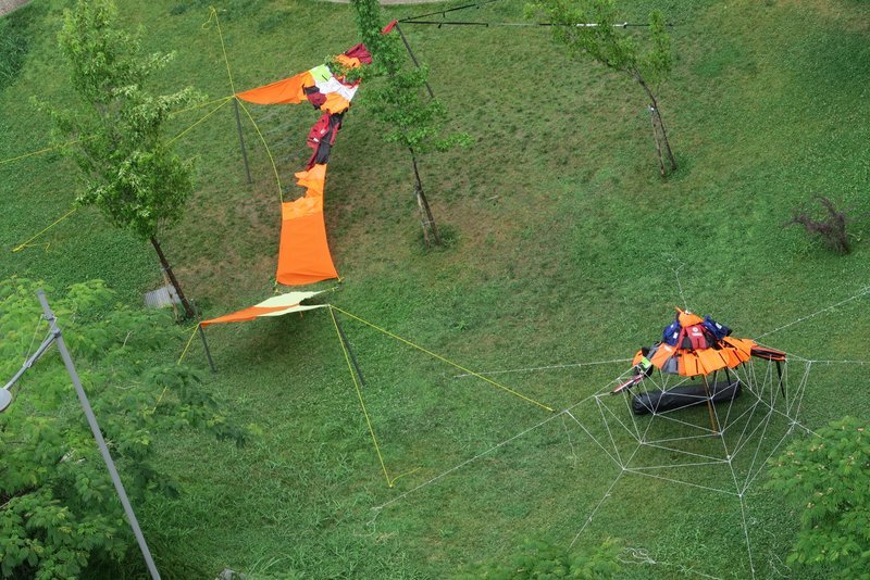 Η πρωτότυπη κατασκευή φοιτητών του ΑΠΘ με σωσίβια που άφησαν πρόσφυγες στο Αιγαίο [εικόνες]  | iefimerida.gr 2