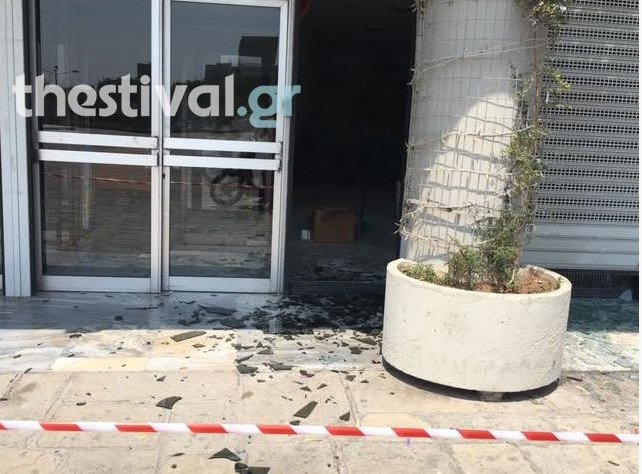 Θεσσαλονίκη: 15 άτομα έσπασαν τζάμια και πέταξαν μπογιές στην Πρυτανεία του ΑΠΘ [εικόνες] | iefimerida.gr 3