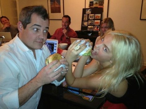 H Ζιζέλ και άλλα 7 μοντέλα «γουρουνιάζουν» -Μπέργκερ, πίτσα, τηγανητές πατάτες πριν την πασαρέλα [εικόνες] | iefimerida.gr 3