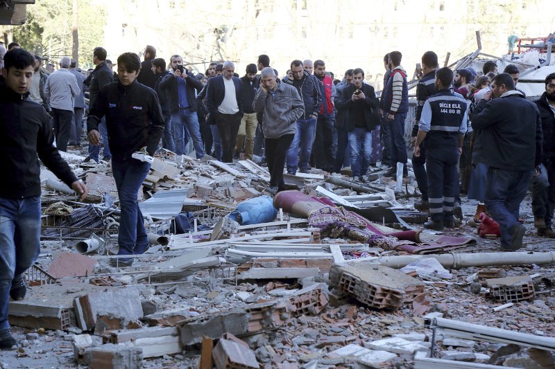 Εικόνες καταστροφής στο Ντιγιαρμπακίρ: 8 νεκροί, πάνω από 100 τραυματίες από την έκρηξη [εικόνες] | iefimerida.gr 3