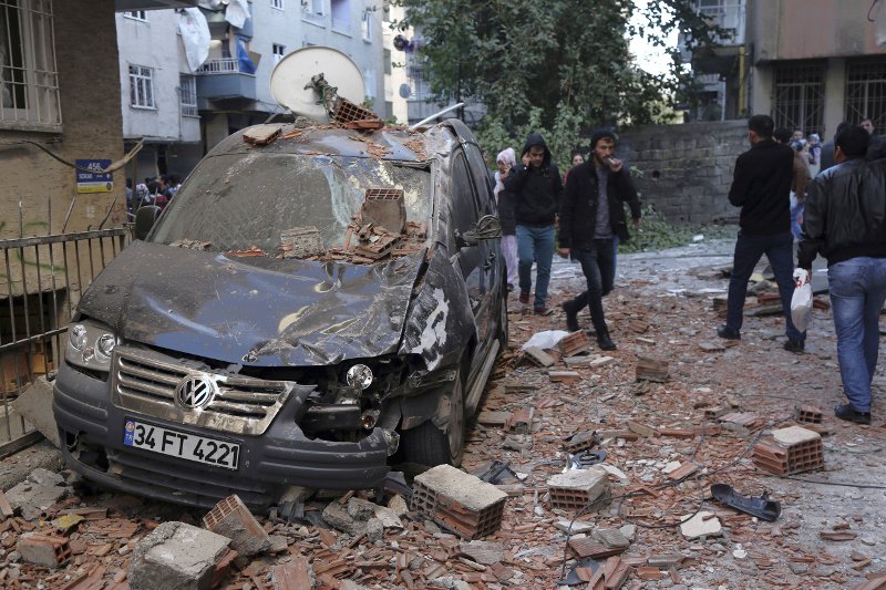 Εικόνες καταστροφής στο Ντιγιαρμπακίρ: 8 νεκροί, πάνω από 100 τραυματίες από την έκρηξη [εικόνες] | iefimerida.gr 4