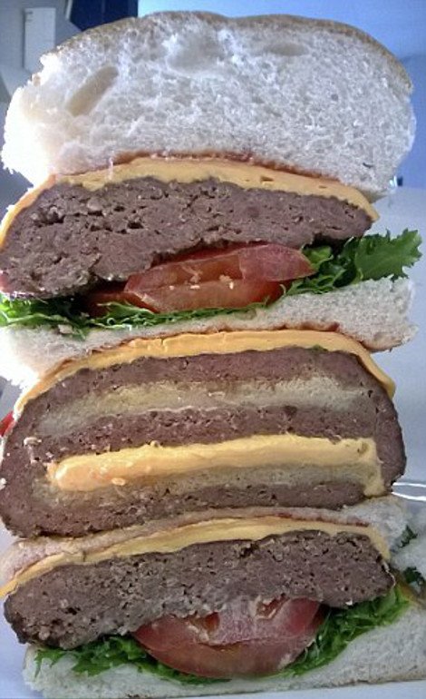 Αυτό το μπέργκερ ποιος θα το φάει; Το αηδιαστικό τριώροφο «τέρας» που έχει 2,3 κιλά κρέας και 10.000 θερμίδες [εικόνες] | iefimerida.gr 1