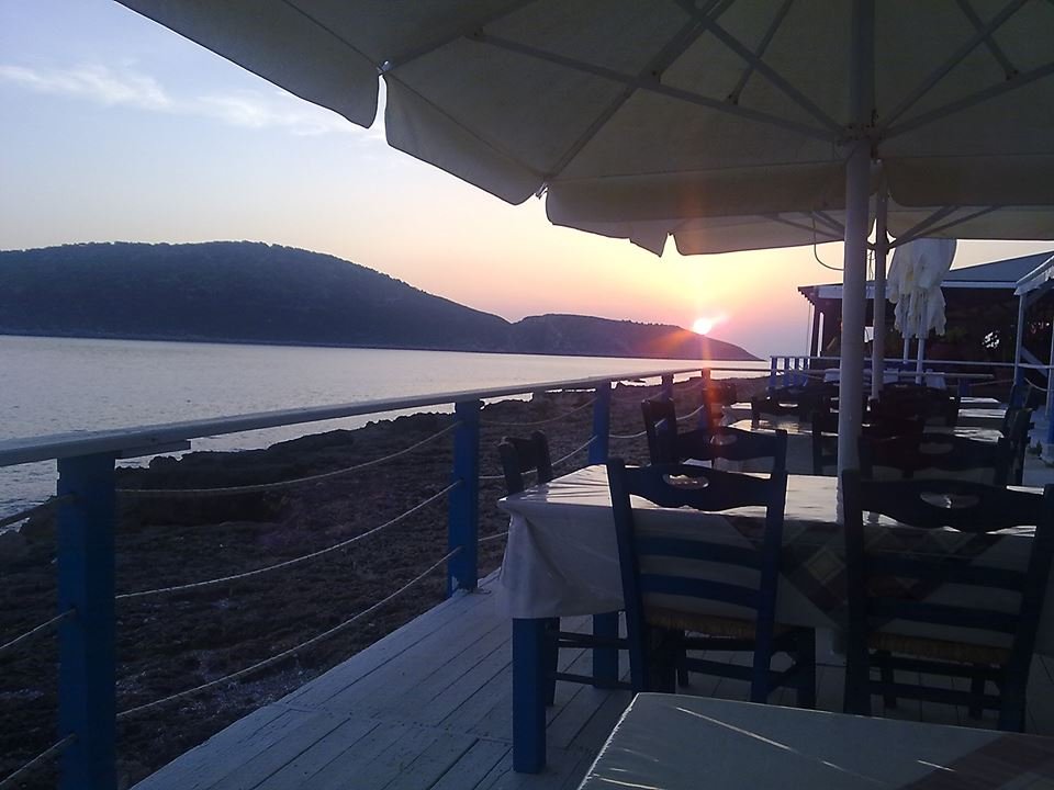 Η παραδοσιακή ταβέρνα «Αργύρης» από το 1950 που ξετρελαίνει τους τουρίστες με την ψαρόσουπα και τα θαλασσινά χόρτα [εικόνες] | iefimerida.gr 1