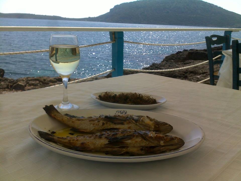 Η παραδοσιακή ταβέρνα «Αργύρης» από το 1950 που ξετρελαίνει τους τουρίστες με την ψαρόσουπα και τα θαλασσινά χόρτα [εικόνες] | iefimerida.gr 2