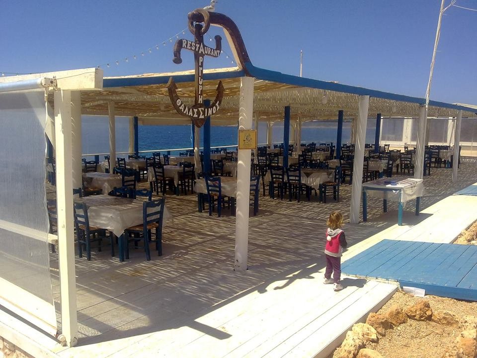 Η παραδοσιακή ταβέρνα «Αργύρης» από το 1950 που ξετρελαίνει τους τουρίστες με την ψαρόσουπα και τα θαλασσινά χόρτα [εικόνες] | iefimerida.gr 0