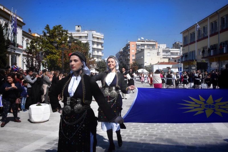 Η Φωτεινή Αραμπατζή (πίσω) κρατούσε τη σημαία με το αστέρι της Βεργίνας