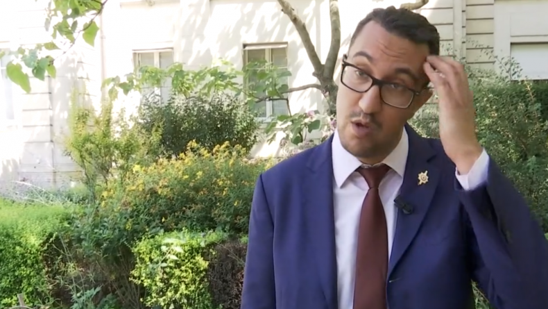 Διέγραψαν τον Αραβα βουλευτή του Μακρόν που χτύπησε συνάδελφό του, με κράνος μηχανής [εικόνες] | iefimerida.gr 0