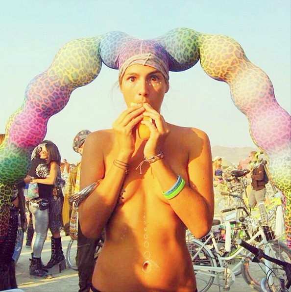 Λουσίντα Aραγκον: Το ημίγυμνο μοντέλο πίσω από την έμπνευση του Snapchat [εικόνες]  | iefimerida.gr 0