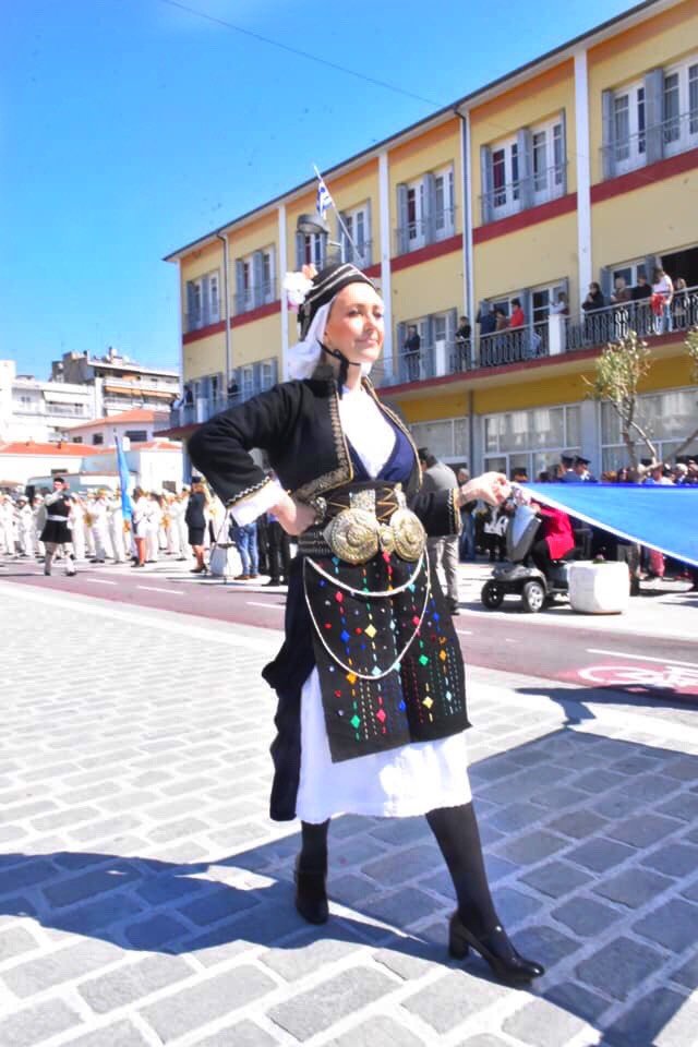 Η κ. Αραμπατζή με την παραδοσιακή Μακεδονική Φορεσιά του Ρουμλουκιού