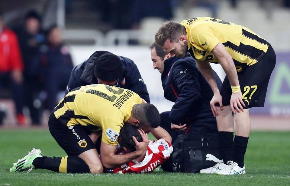 Η συγκλονιστική στιγμή του ντέρμπι: Ο Αραβίδης αγκαλιάζει τον Μανιάτη που σφαδάζει από τους πόνους [εικόνα] | iefimerida.gr 0