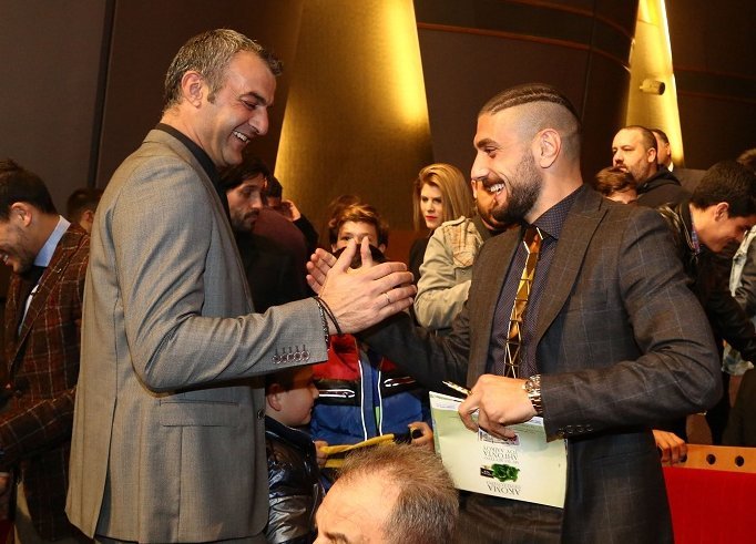 Γραβάτα καθρέφτης - Εμφάνιση πασαρέλας από ποδοσφαιριστή [εικόνες] | iefimerida.gr 1