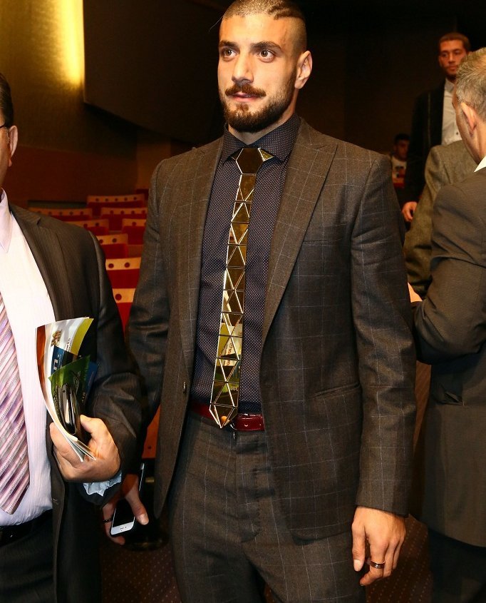 Γραβάτα καθρέφτης - Εμφάνιση πασαρέλας από ποδοσφαιριστή [εικόνες] | iefimerida.gr 2