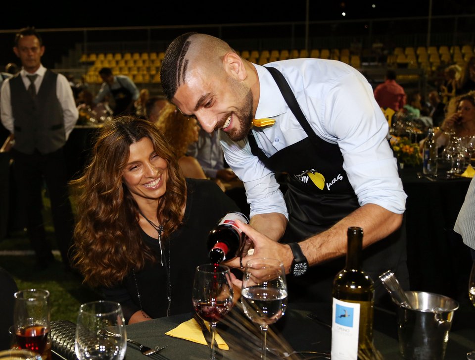 Η παρουσία-έκπληξη της εντυπωσιακής Πόπης Τσαπανίδου στο πάρτι της ΑΕΚ [εικόνες] | iefimerida.gr 1