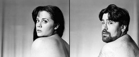 Ενας ξεχωριστός αρραβώνας: Ζευγάρι «πετάει τα ρούχα του» για μια φωτογραφία [εικόνες] | iefimerida.gr 1