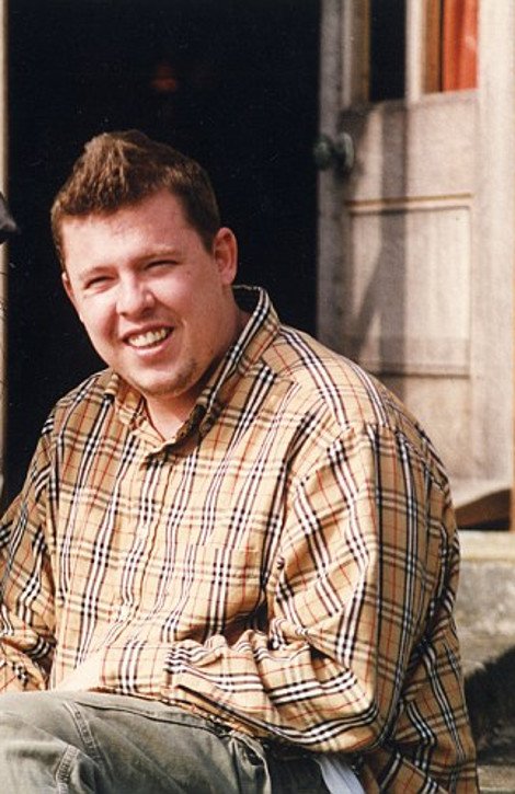 Ο σχεδιαστής που απαγόρευσε στη Βικτόρια Μπέκαμ να φοράει τα ρούχα του και είχε το «θάρρος» να πετάξει μία πατάτα στη Μαντόνα [εικόνες] | iefimerida.gr 1