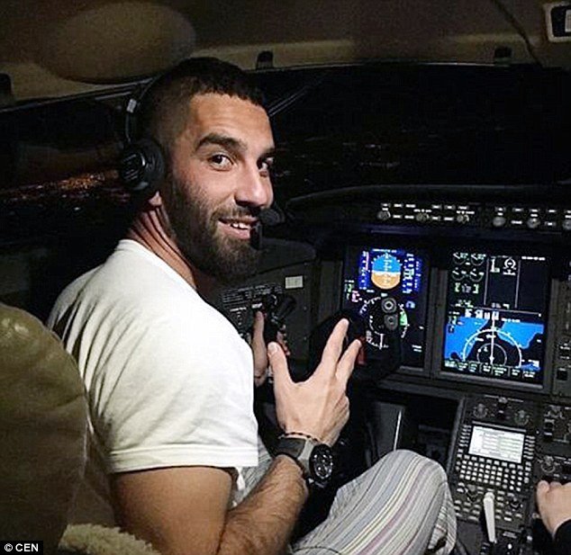 Σάλος στην Τουρκία: Πιλότος κινδυνεύει με απόλυση γιατί άφησε ποδοσφαιριστή να μπει στο cockpit [εικόνες] | iefimerida.gr 0