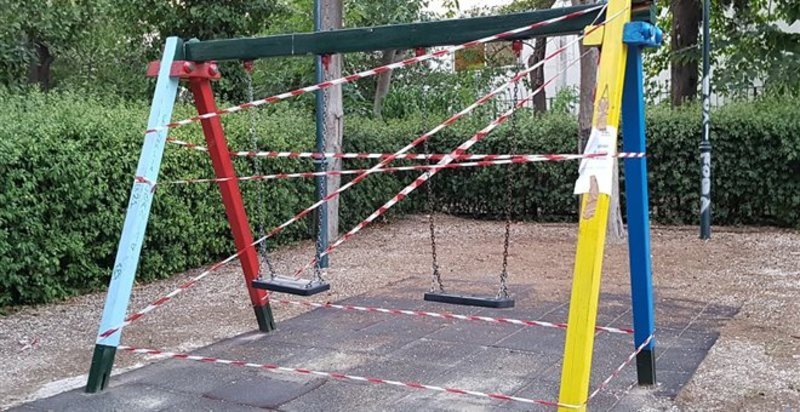 Εκτός λειτουργίας είναι εδώ ένα μήνα οι κούνιες στην Παιδική Χαρά