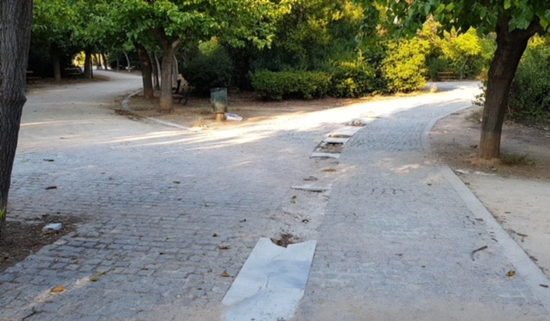Οι έμποροι και οι χρήστες ναρκωτικών έσπαγαν τα μάρμαρα των διαδρομών