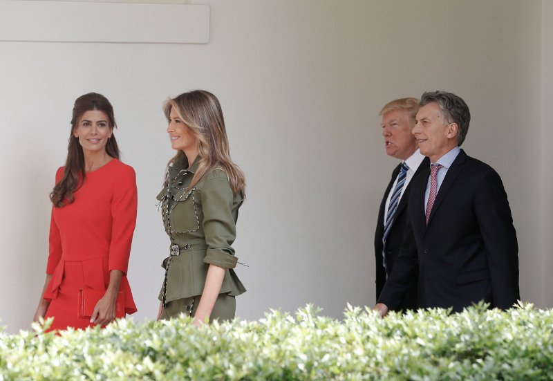 «Φωτιά» στα κόκκινα η Πρώτη Κυρία της Αργεντινής -Ο Τραμπ δεν έπαιρνε τα χέρια του από τη μέση της [εικόνες] | iefimerida.gr 0