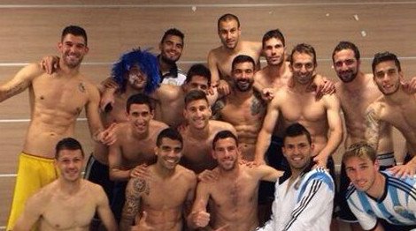 Η selfie του Πάμπλο Ζαμπαλέτα με τη μπλε περούκα -Ο έξαλλος πανηγυρισμός του ποδοσφαιριστή της Αργεντινής [εικόνες] | iefimerida.gr 1