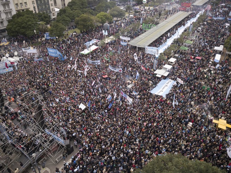 Δεκάδες χιλιάδες άνθρωποι διαδήλωσαν στο Μπουένος Άιρες/Φωτογραφία: AP