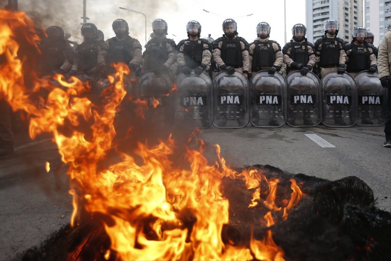 Αργεντινή: Παρέλυσε η χώρα λόγω της γενικής απεργίας -Διαμαρτύρονται για το ΔΝΤ [εικόνες] | iefimerida.gr 2