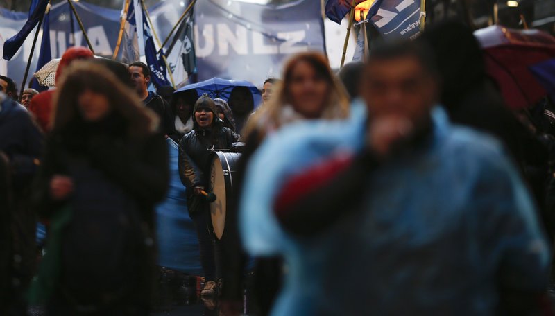 Χιλιάδες άνθρωποι στους δρόμους