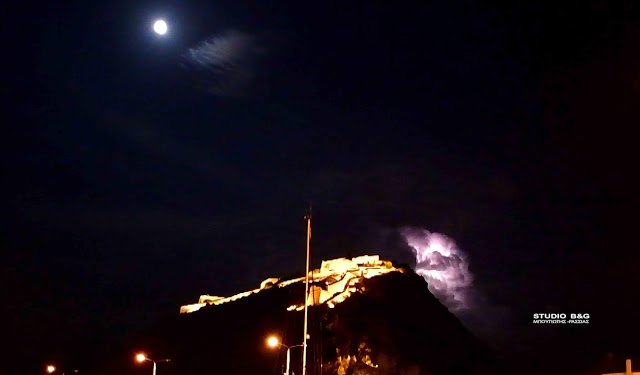 Κεραυνοί με φόντο το Παλαμήδι -Εγινε η νύχτα μέρα στο Ναύπλιο [εικόνες] | iefimerida.gr 8