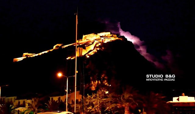 Κεραυνοί με φόντο το Παλαμήδι -Εγινε η νύχτα μέρα στο Ναύπλιο [εικόνες] | iefimerida.gr 1