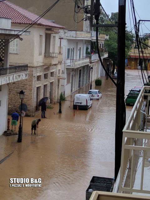 Οπως φαίνεται και από τις φωτογραφίες έχουν δημιουργηθεί προβλήματα στην κυκλοφορία, λόγω της πλημμύρας, ενώ ντόπιοι έχουν βγει με σκούπες στους δρόμους για να απομακρύνουν τα νερά.