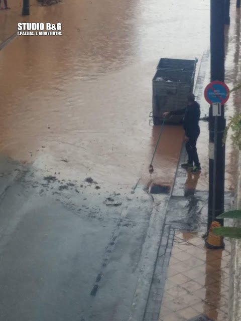 Πέρα από το ποτάμι Ξεριά, έχει ξεχειλίσει και το ποτάμι στον Μαλαχιά, με αποτέλεσμα η πυροσβεστική να δέχεται δεκάδες κλήσεις.