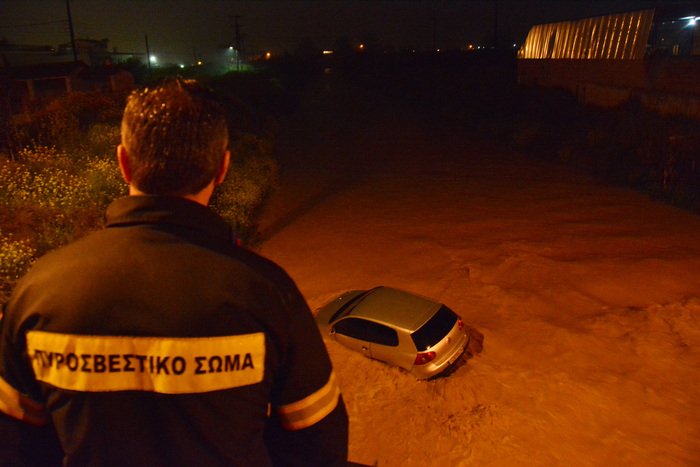 Ποτάμι στο Άργος παρέσυρε αυτοκίνητο [εικόνες&βίντεο] | iefimerida.gr 3