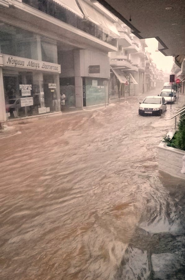 Ανοιξαν οι ουρανοί στο Αργος: Ποτάμια οι δρόμοι, πλημμύρισαν υπόγεια [εικόνες & βίντεο] | iefimerida.gr 1