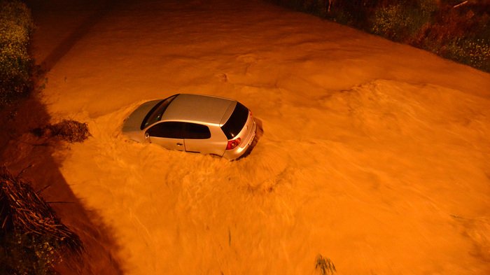 Ποτάμι στο Άργος παρέσυρε αυτοκίνητο [εικόνες&βίντεο] | iefimerida.gr 2
