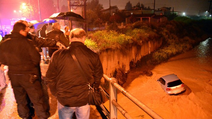 Ποτάμι στο Άργος παρέσυρε αυτοκίνητο [εικόνες&βίντεο] | iefimerida.gr 1