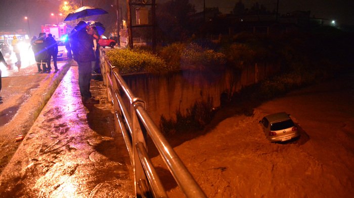 Ποτάμι στο Άργος παρέσυρε αυτοκίνητο [εικόνες&βίντεο] | iefimerida.gr 0