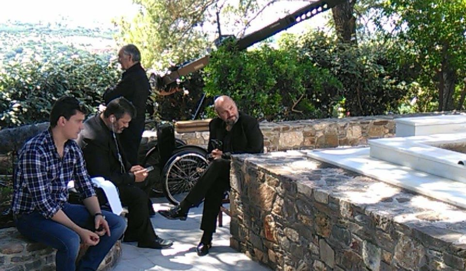 Τα ριζίτικα στην ταφή του Κωνσταντίνου Μητσοτάκη: «Σήκω απάνω αρχηγέ, μην μας αφήνεις τώρα...» [βίντεο & εικόνες] | iefimerida.gr 1