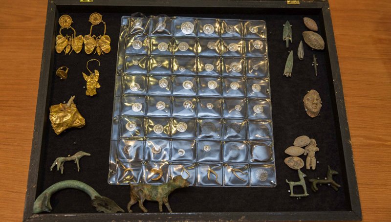 Ενα αρχαίο βασιλικό ολόχρυσο στεφάνι, νομίσματα και κοσμήματα -Τι είχαν βρει οι αρχαιοκάπηλοι [εικόνες] | iefimerida.gr 3