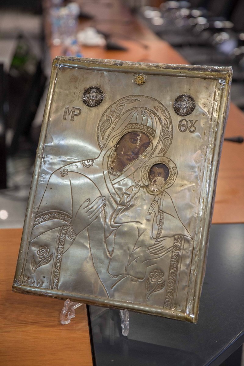 Ενα αρχαίο βασιλικό ολόχρυσο στεφάνι, νομίσματα και κοσμήματα -Τι είχαν βρει οι αρχαιοκάπηλοι [εικόνες] | iefimerida.gr 1