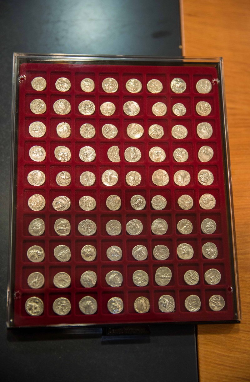 Ενα αρχαίο βασιλικό ολόχρυσο στεφάνι, νομίσματα και κοσμήματα -Τι είχαν βρει οι αρχαιοκάπηλοι [εικόνες] | iefimerida.gr 2