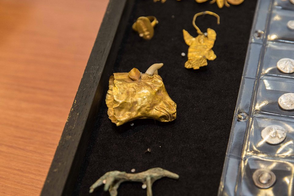 Ενα αρχαίο βασιλικό ολόχρυσο στεφάνι, νομίσματα και κοσμήματα -Τι είχαν βρει οι αρχαιοκάπηλοι [εικόνες] | iefimerida.gr 4