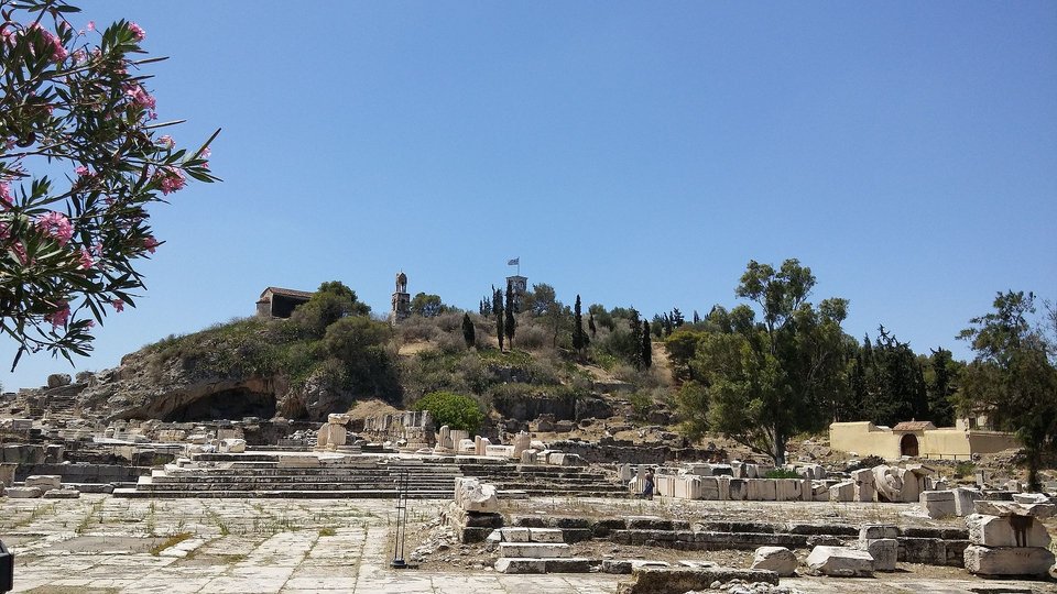 Πρωταγωνιστές της Ελευσίνας Πολιτιστικής Πρωτεύουσας είναι αφενός τα βιομηχανικά κτίρια της και ο αρχαιολογικός της χώρος, αφετέρου η σύνθεση του πληθυσμού της, γηγενείς και κυρίως Μικρασιάτες πρόσφυγες του 1922
