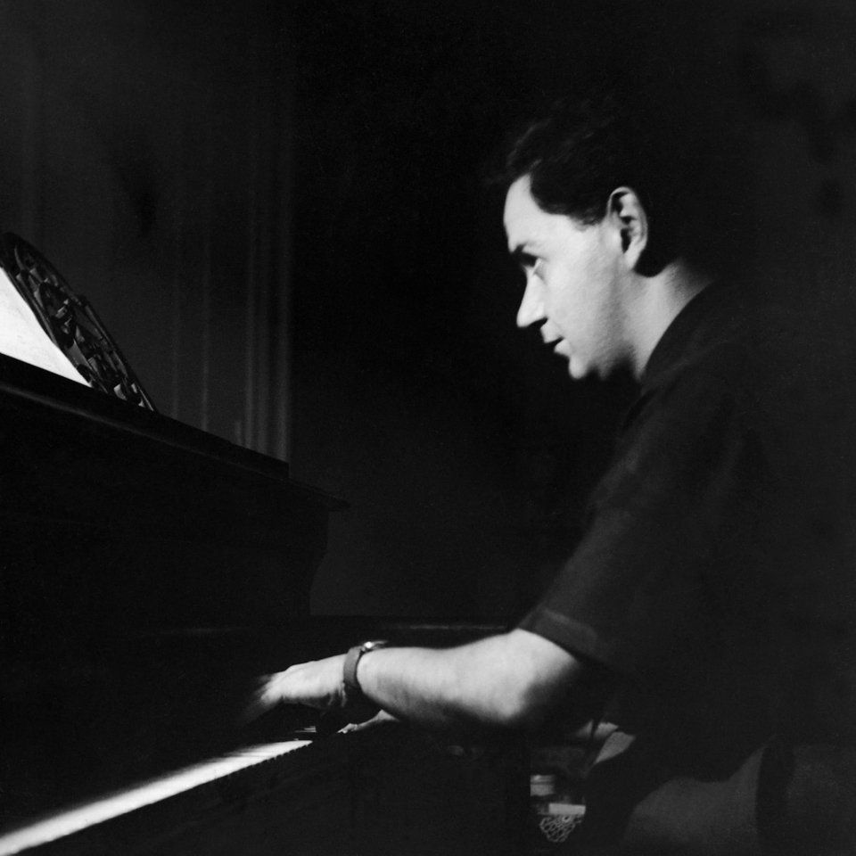 Ανέκδοτα και δημοφιλή έργα για πιάνο του Μάνου Χατζιδάκι -Kλασικά και ρεμπέτικα [βίντεο] | iefimerida.gr 0