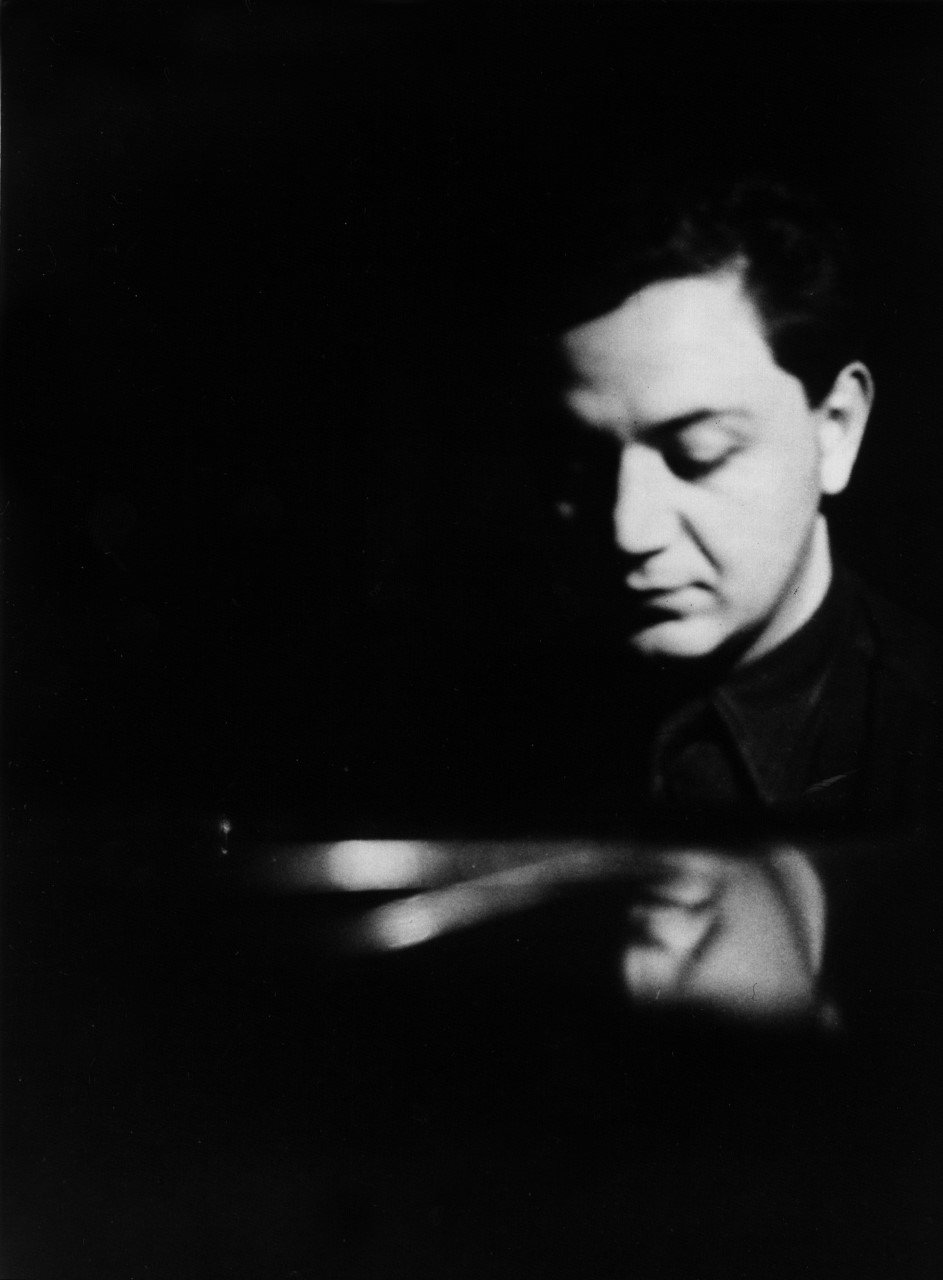 Ανέκδοτα και δημοφιλή έργα για πιάνο του Μάνου Χατζιδάκι -Kλασικά και ρεμπέτικα [βίντεο] | iefimerida.gr 1